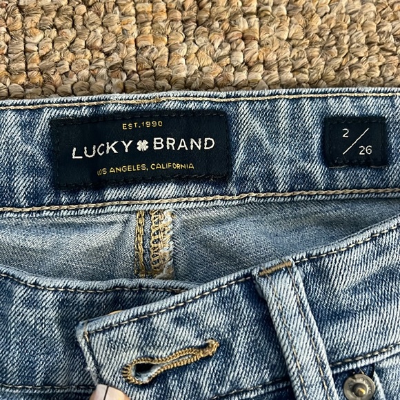 Lucky Brand Women’s Jeans 2/26 in light wash - Picture 3 of 5